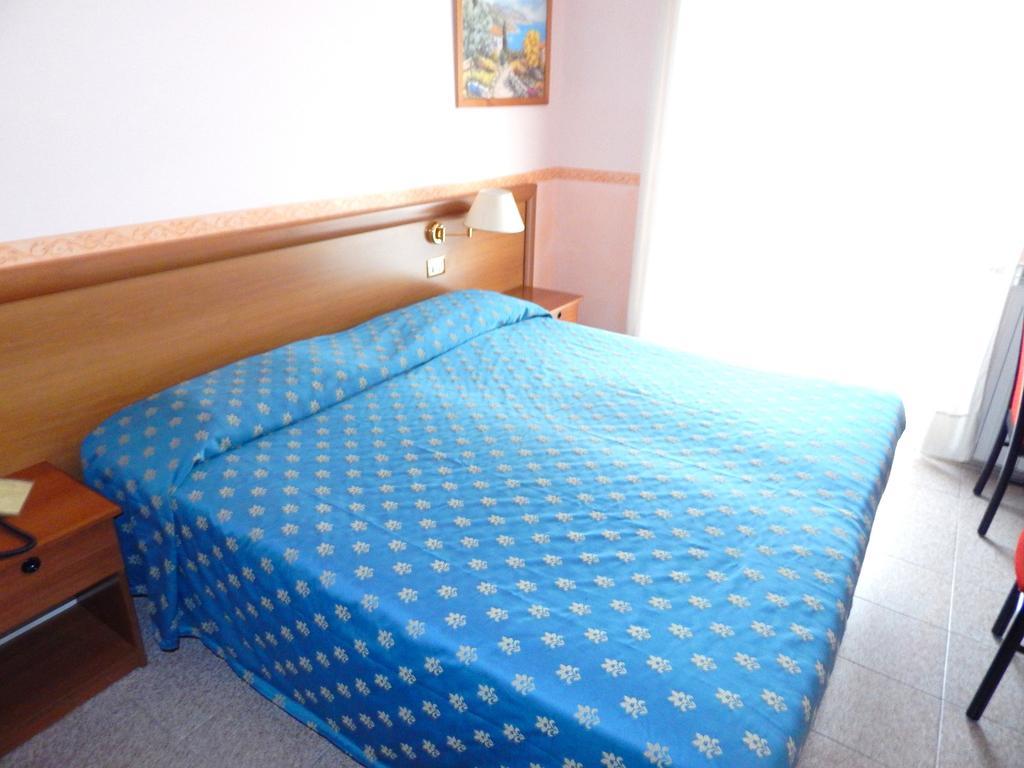 Hotel Torre Antica Лоано Номер фото